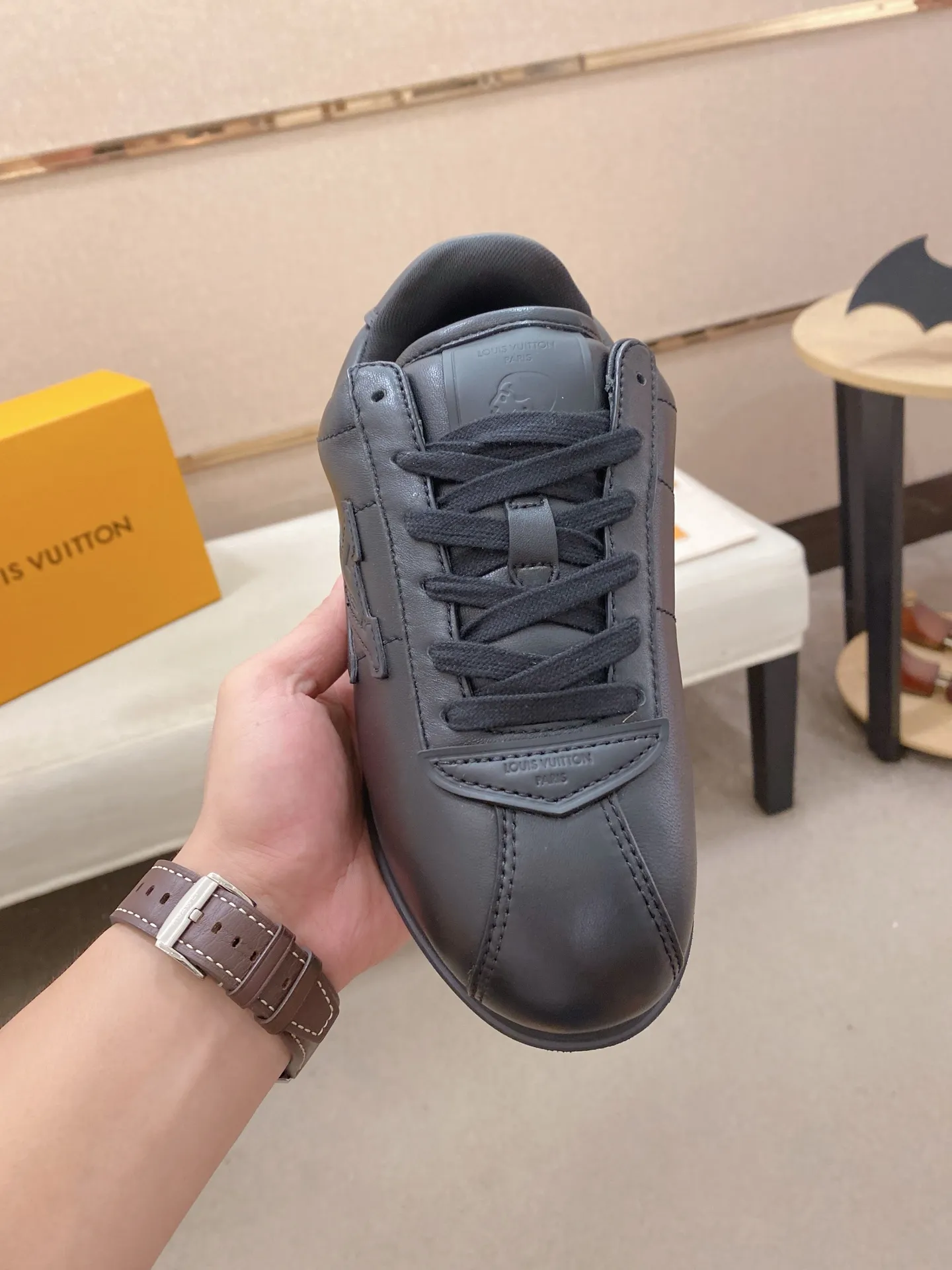 Men's shoes💰: Couple style 700💰LOUIS VUITTON Footint Soccer sneakers‼ ️ The top version, the same sneakers for LV couples. You will look fashionable when you wear them. This Footint Soccer sneaker was unveiled in the 2025 spring and summer series fashion show. The tongue is embellished with the Lvers United badge inspired by the football team. The rubber sole of the foot is decorated with multiple Louis Vuitton logos. The original latest packaging. Fabric: original imported cowhide. Lining: original imported breathable mesh. Foot pad: original injection molding pad. Outsole: original molded T combination outsole. Size: 35-45.